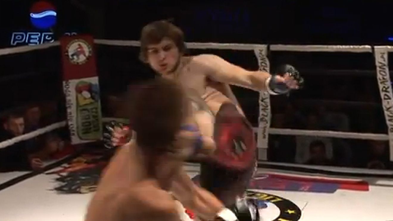 Ce lovitură în MMA! L-a trimis în lumea viselor în trei secunde!** VIDEO Ă‚sta e cel mai rapid K.O. din 2012!