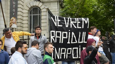 Curtea de Apel respinge definitiv cererea lichidatorului FC Rapid de a renunța la nume. La Registrul Comerțului există acum două Rapid: cea falimentată în 2016 și cea aflată în Liga 3. Una trebuie ștearsă. Miza procesului și ce spun suporterii care l-au învins pe lichidator