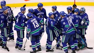 VIDEO SPECTACULOS! 20.000 de ursuleți de pluș** aruncați pe gheață la un meci de hockey!