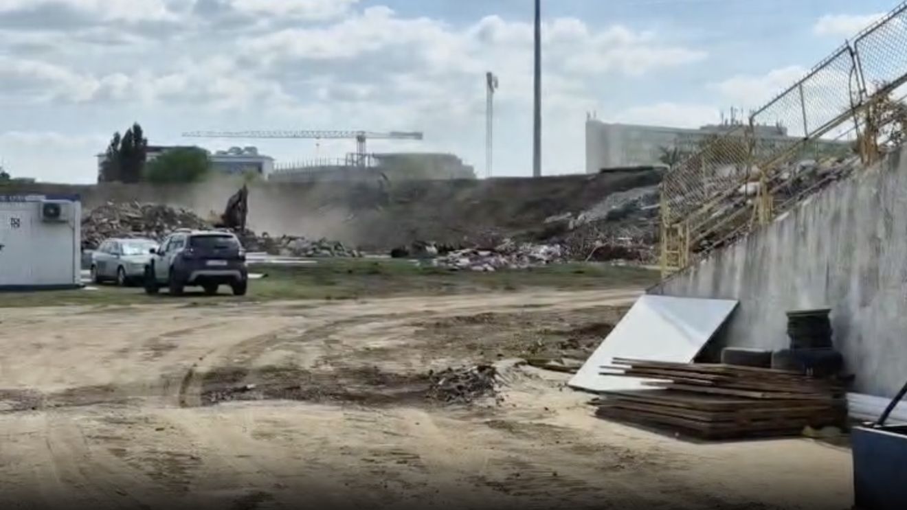 Morman gigantic de pământ şi moloz, din tribuna VIP. Aşa arată acum locul unde va fi construită „bijuteria Banatului" de 130.000.000 de euro