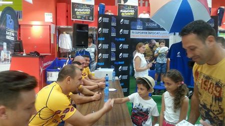 FOTO | Jucătorii naționalei de rugby și-au întâlnit fanii în Mall: "Trebuie să ai caracter și tărie să poți intra pe teren, să intri în contacte, să riști o accidentare gravă"  