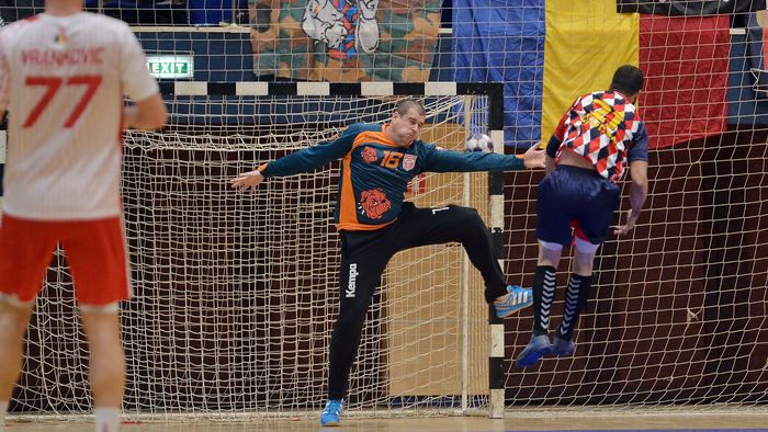 Steaua a trimis toată echipa să-l "execute" pe dinamovistul Irimuș, dar tot nu l-a "doborât"! CSM București începe să arate din nou a echipă cu pretenții și la masculin. Constanța, lider de toamnă, dar situația la vârf s-a strâns 