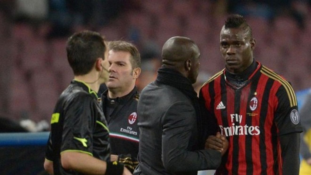 Balotelli a izbucnit în lacrimi după ce a fost schimbat. Fanii lui Napoli i-au adresat scandări rasiste