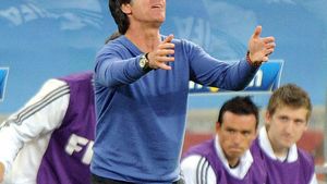 Joachim Low și-a scos la vânzare puloverul norocos! A scos un preț bun, un milion â‚¬: :)** "Uită-te la el, arată bine, nu e găurit de molii, e bun și pentru CM 2018"