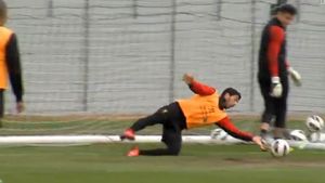 VIDEO** "Suarez the Cat"! Uruguayanul se antrenează pe postul de portar