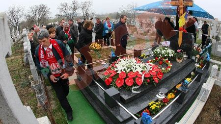 FOTO Suporterii lui Veszprem au depus flori** la mormântul lui Marian Cozma