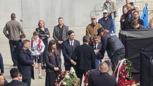 Cine e bărbatul care i-a pupat mâna lui Răzvan Lucescu la priveghiul lui Mircea Lucescu