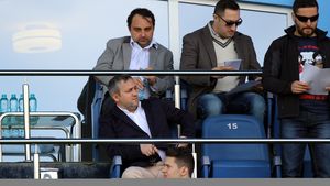 Dialog halucinant între patronul Craiovei, Mihai Rotaru, și moderatorul TV, Vali Moraru, după derby-ul oltenilor cu FCSB! "Dacă nu aveați drepturile TV, nu discutați cu mine la ora asta" vs. "V-a rugat domnul Papură să punem meciurile mai devreme pentru că e obosit și se culcă la 10 noaptea?"