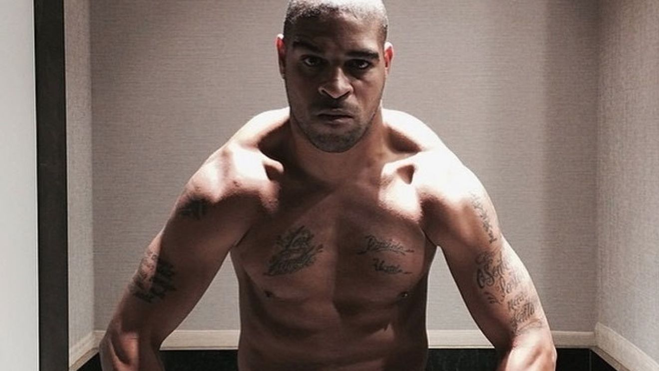 Adriano se dezbracă pe net pentru un nou contract. "Împăratul" a slăbit și se agață cu dinții de cariera de fotbalist