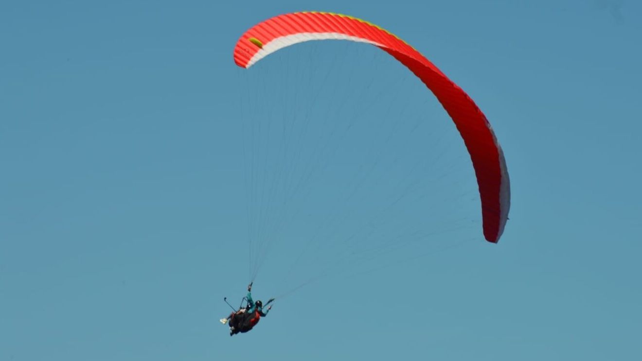 Parapantiști din mai multe țări promit spectacol pe cerul Brașovului, la PWC Skydreamers Open. Toma Coconea, invitat special 