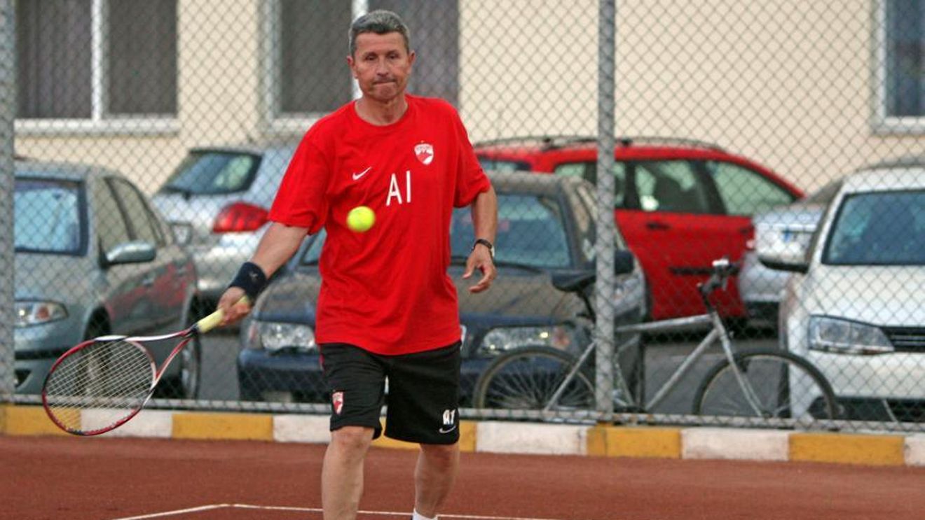 Surpriza lui Negoiță după ce Mulțescu s-a impus la scor de tenis cu "U". Patronul l-a scos pe zgură pe antrenorul "câinilor" - FOTO