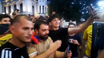Florin Salam, apariția serii la petrecerea de la Universitate, după calificarea României în optimile EURO! Fanii au dat buluc să se bucure alături de cântăreț. VIDEO