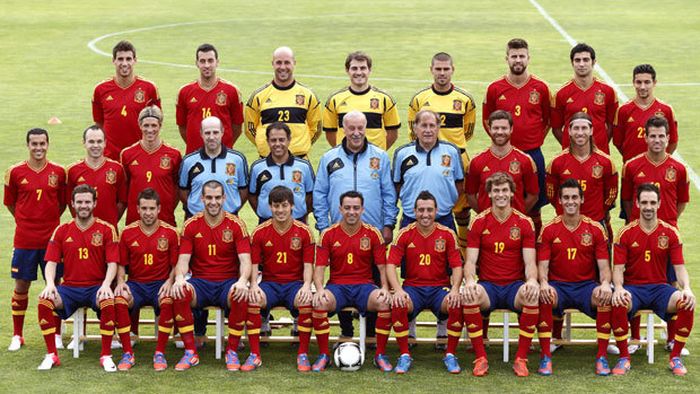 Alertă la Euro-2012!** Favoritele Spania și Germania își otrăvesc fanii și jucătorii: "Unele tricouri trebuie interzise"