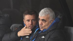 „Vi s-a întâmplat să nu știți cum îi cheamă pe fotbaliștii de la FCSB pe care îi antrenați?”. Leo Strizu recunoaște gafa pe care a făcut-o și dezvăluie momentul care l-a distrus psihic pe Darius Olaru: „Meme l-a făcut praf. Dică i-a atras atenția și băiatul a început să plângă” | VIDEO EXCLUSIV