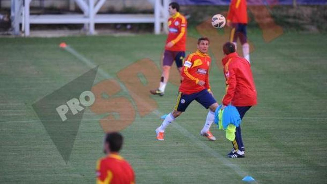 Avem o întreagă națională "PE BARĂ‚"** Neverosimil: echipa "absenților" e mai valoroasă decât cea pe care Pițurcă o va folosi cu Turcia! Vezi DOVADA