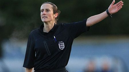 VIDEO Un nou "gol fantomă" a încins spiritele! Arbitra partidei a avut nevoie de șase minute pentru a valida reușita