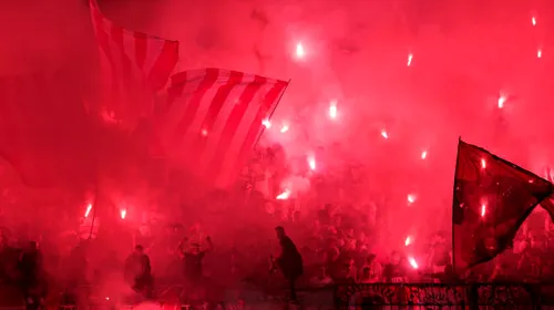 Nebunie la Belgrad! Show total și o atmosferă fantastică, în primul derby Partizan – Steaua Roșie care s-a jucat cu fani în pandemie de COVID-19 | VIDEO