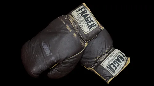Mănușile folosite de Muhammad Ali în „Lupta secolului” scoase la licitație