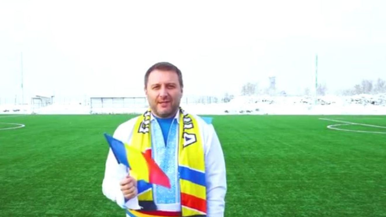 La mulți ani, România! Cum sărbătoresc cei de la FCSB, Dinamo și Craiova: Mangia, îmbrăcat în ie și cu tricolorul la gât! Gică Popescu: "La imn aveam lacrimi în ochi și un nod în gât" VIDEO