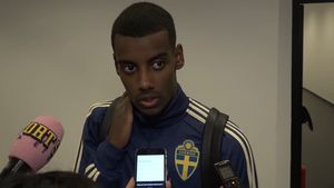 "Da, am auzit scandări rasiste din tribune. Arbitrul m-a întrebat dacă vreau să oprească meciul!" Alexander Isak, dezamăgit de ce s-a întâmplat la București