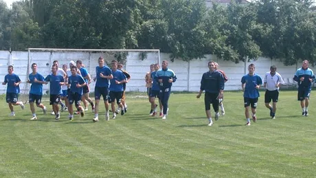 Echipa de fotbal se pregătește** cu 13 mingi și fără tricouri de antrenament