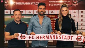 Ruben Albes a fost prezentat de Anamaria Prodan la Hermannstadt! Apariție de senzație a impresarei: cureaua mai scumpă decât salariul lui Duckadam | FOTO