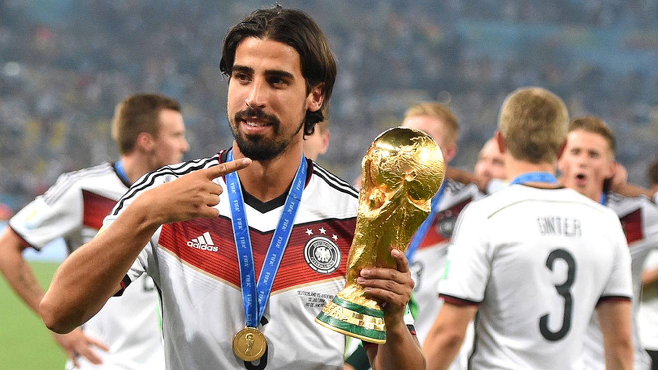 Khedira, pus în încurcătură de un jurnalist suedez. Răspunsul genial al mijlocașului: "Cred că vom avea nevoie de ele pe 16 iulie" 