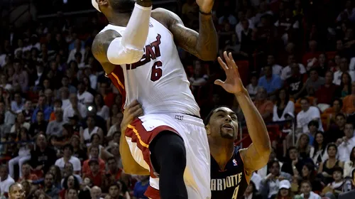 VIDEO Asta a durut! Un star din NBA a lovit o spectatoare cu mingea în cap!