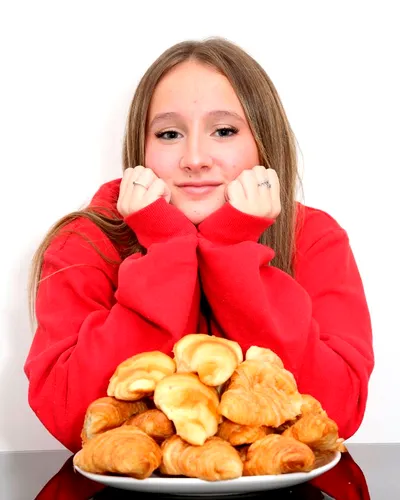 O adolescentă a petrecut 10 ani mâncând doar croissante și paste din cauza fricii de alimente noi