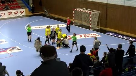 Imagini greu de privit! Gest golănesc la meciul de handbal feminin CS Minaur – SCM Craiova! „Criminală" | VIDEO