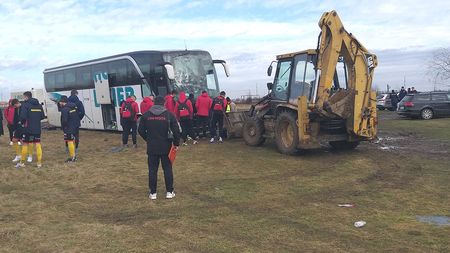 Momente stânjenitoare pentru CSM Reșița la amicalul cu Ripensia. Autocarul cu care a făcut deplasarea într-un sat de lângă Timișoara a rămas împotmolit în noroi. Alin Minteuan, un car de nervi