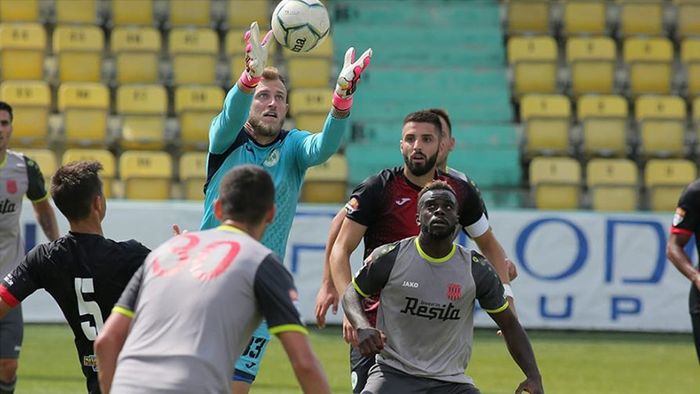 „Am dus mâna la față și aveam o gaură în nas". Povestea motivatoare a fotbalistului pe care nici o fractură de piramidă nazală nu l-a scos de pe teren. „Sunt tanc, dar nu se moare din așa ceva"