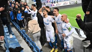 Alex Mateiu, despre începuturile la Universitatea Craiova! Joacă la trupa din Bănie de un deceniu: „Ne antrenam pe un teren denivelat”