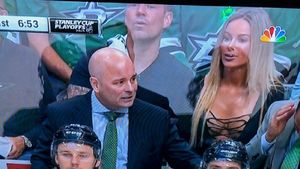 S-a mai uitat cineva la meci? VIDEO | Apariția care a "furat" toate privirile în tribune