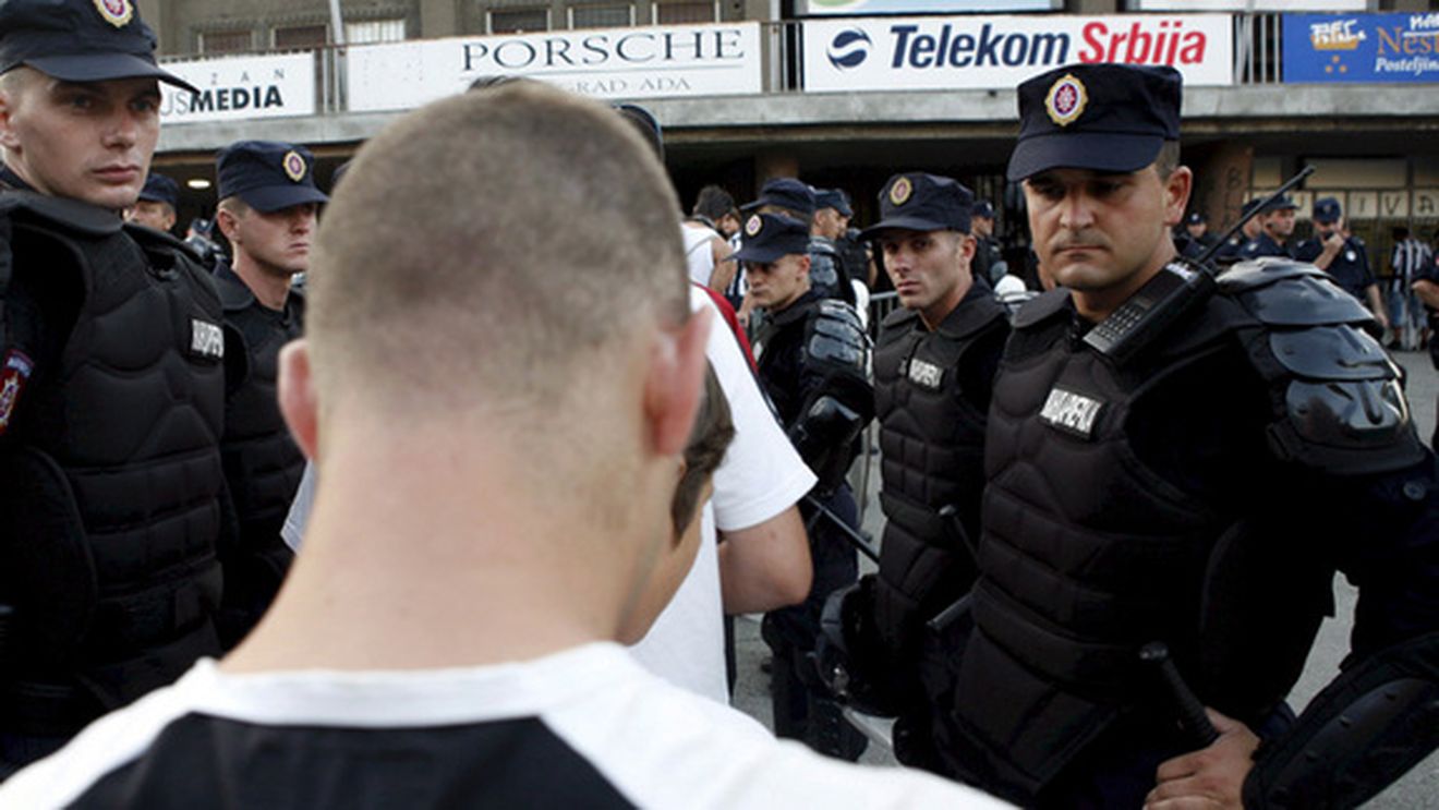 15 luni de închisoare pentru un fan sârb** care a amenințat o jurnalistă pe Facebook!