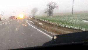 VIDEO Nu te vei mai grăbi nicăieri după ce vezi asta!** I-a explodat mașina în timp ce încerca să facă o depășire