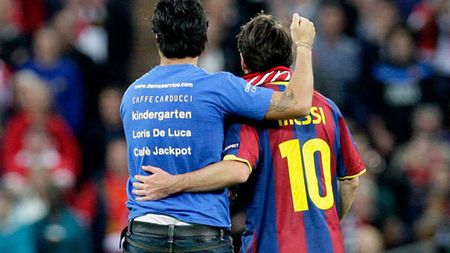 SUPER FOTO** A riscat să nu mai intre vreodată pe un stadion englez doar pentru a sta lângă Messi! "Superman" a intrat pe teren la finală