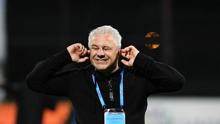 Marius Șumudică îi distruge pe jucătorii României și face spectacol total! Propunere fabuloasă către jurnaliști: „Dacă vă dau vouă ghete acum și intrăm pe teren, vă promit că dăm trei goluri Andorrei, nu două! Am încredere în voi” | VIDEO