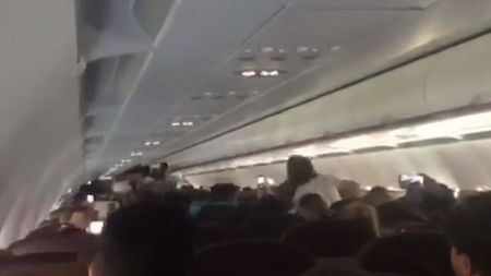 VIDEO "Nebunie" cu fanii Craiovei în cursa spre Italia. Reacția stewardeselor când au început să strige "Cine nu sare!" în timp ce avionul era în zbor