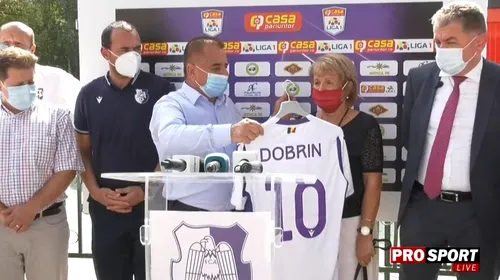 FC Argeș prezintă fanilor noul echipament și autocar. Gica Dobrin, tricou personalizat: „Gicu e cu sufletul lângă noi”! VIDEO