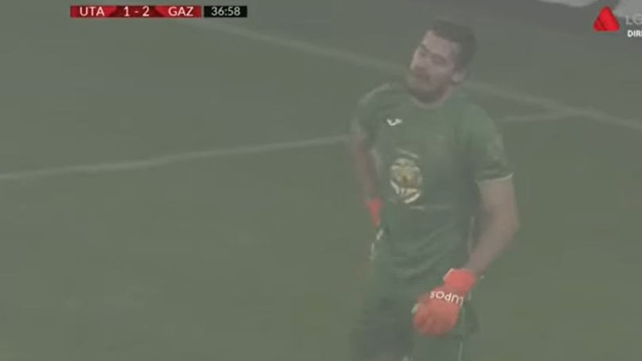 Alexandru Buzbuchi, portarul lui Gaz Metan Mediaș, gafă incredibilă în meciul cu UTA Arad! Nici condițiile meteo nu l-au ajutat | VIDEO