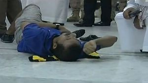 VIDEO GROAZNIC** Fanii lui Al Ittihad s-au purtat ca animalele la sosirea noii achiziții a clubului! Un suporter s-a zvârcolit în chinuri după "măcel"