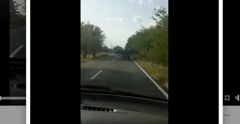 VIDEO | O mașină „tunată” cu alta deasupra ei, surprinsă în mers în Buzău 
