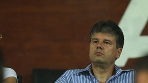 Copos:** "Toma e responsabil de dezastrul de anul trecut!"