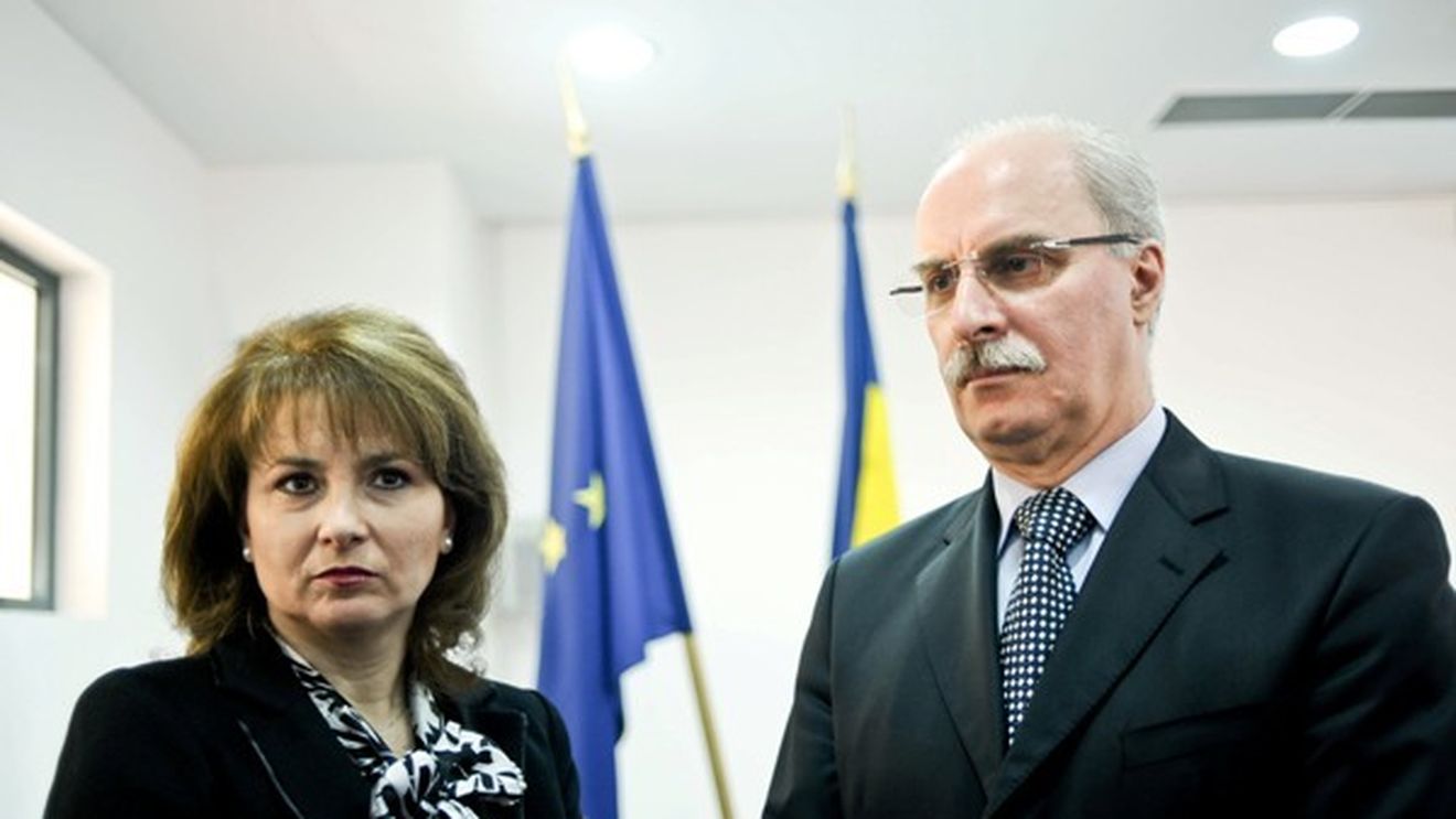 COSR îi strânge cu ușa pe Bellu și Bitang. Forul condus de Petrache solicită cooptarea antrenorului Nicolae Forminte și aducerea unui tehnician pentru paralele 