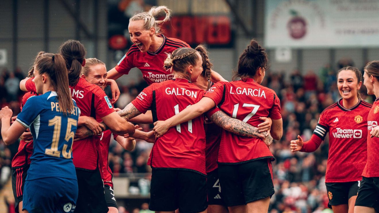 Scandalos! Fotbaliștii lui Manchester United au intrat în vestiarul jucătoarelor! Unde au fost trimise femeile să se schimbe