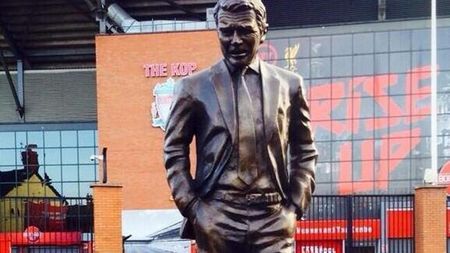 Aroganță maximă. Statuia lui Moyes tronează în fața lui "Anfield Road". Ce scrie pe soclu