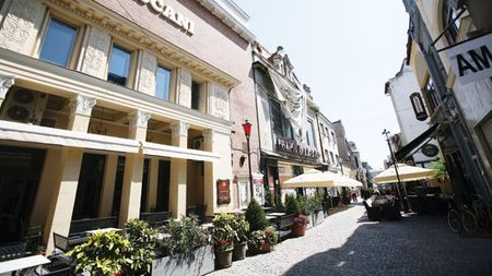 Trandafir de pe Lipscani!** Jucătorii din Liga I se distrează în centrul vechi al Capitalei