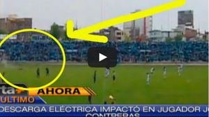 Un fotbalist din Peru, aproape de dramă. VIDEO | A fost lovit de fulger, chiar pe terenul de joc
