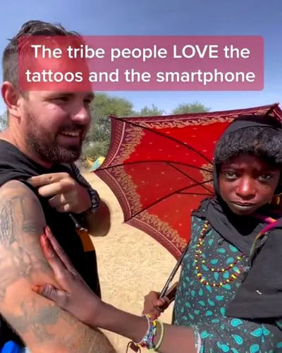 Femei din triburi curioase, hipnotizate de tatuaje și  își fac primul selfie cu turiștii